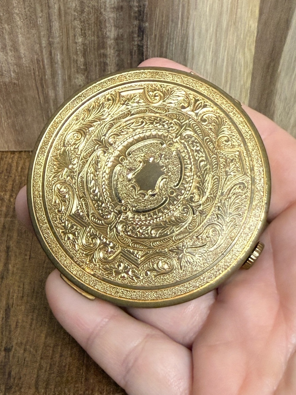 Vintage Elizabeth Arden Compact Swiss Twist Patented Powder Etched Gold Tone